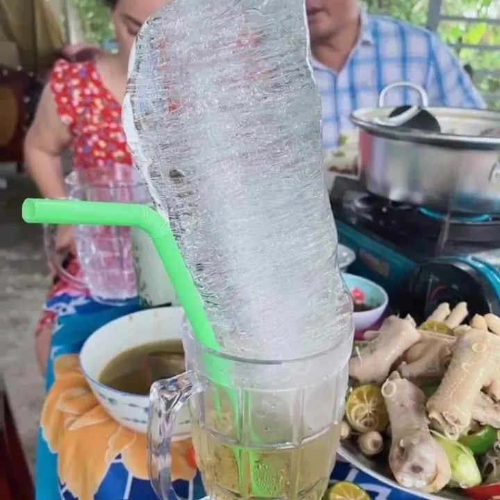 降温穿棉袄继续喝冰!柬埔寨人吃冰的热情降不了一点!