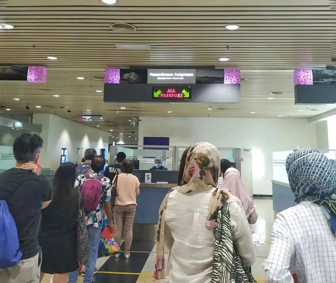 5分钟就能从马来西亚到新加坡的跨国短程火车，最低票价只要$1.4