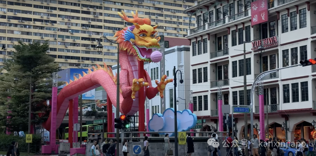新加坡牛车水龙年灯饰亮了！网民辣评：龙头好像“猥琐大叔”~