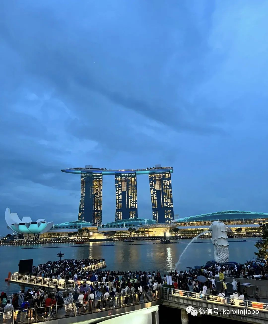 新加坡滨海湾狂欢跨年挤爆了,9个地点紧急临时关闭!烟花秀现场倒数,2024年来了~