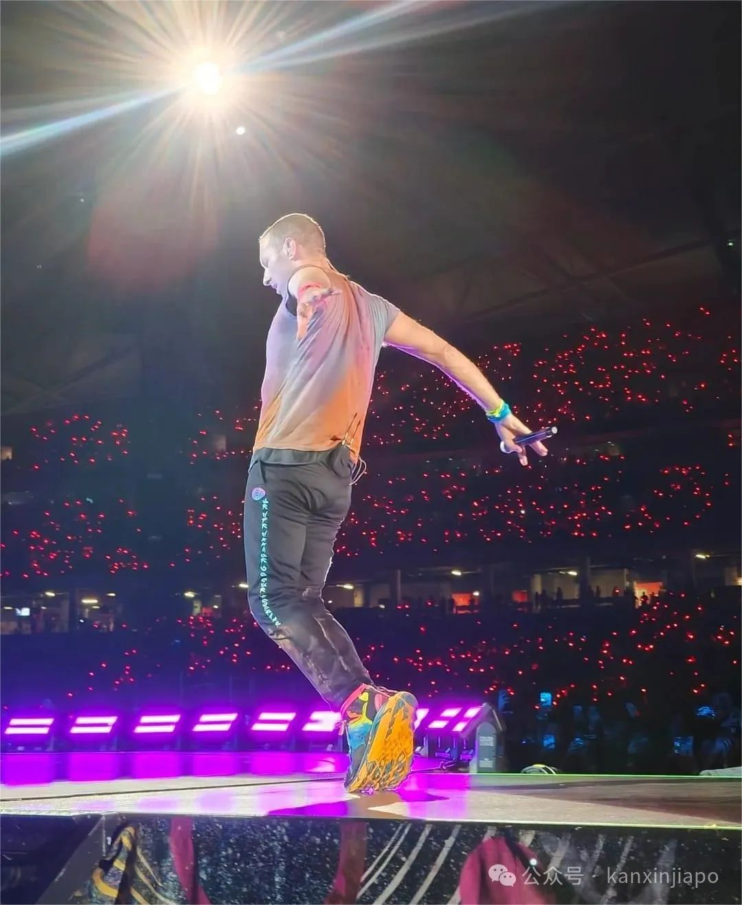粉丝排队12小时进场！Coldplay新加坡演唱会首日爆火