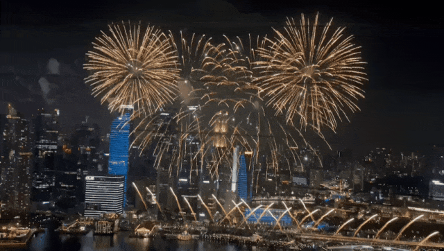 新加坡滨海湾狂欢跨年挤爆了,9个地点紧急临时关闭!烟花秀现场倒数,2024年来了~