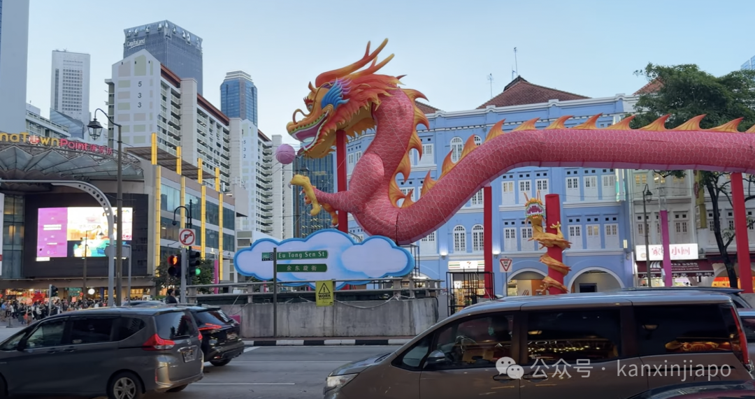 新加坡牛车水龙年灯饰亮了！网民辣评：龙头好像“猥琐大叔”~