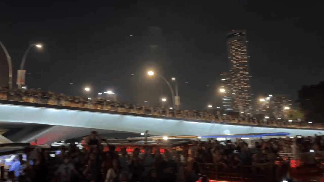 新加坡滨海湾狂欢跨年挤爆了,9个地点紧急临时关闭!烟花秀现场倒数,2024年来了~