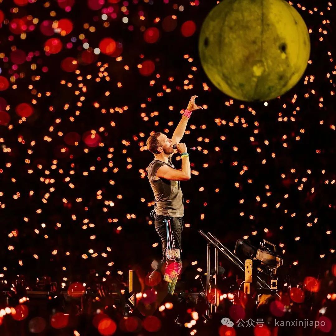 粉丝排队12小时进场！Coldplay新加坡演唱会首日爆火