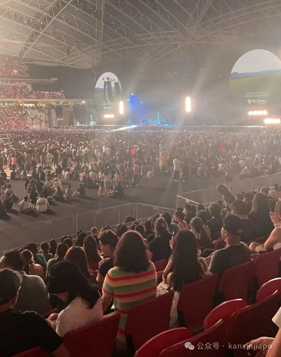 粉丝排队12小时进场！Coldplay新加坡演唱会首日爆火
