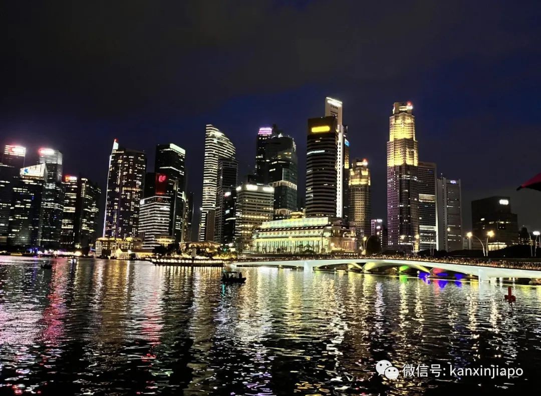 新加坡滨海湾狂欢跨年挤爆了,9个地点紧急临时关闭!烟花秀现场倒数,2024年来了~