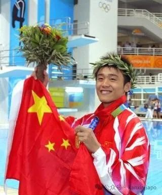 中国演员宋轶新加坡探亲,家族背景引发公众热议
