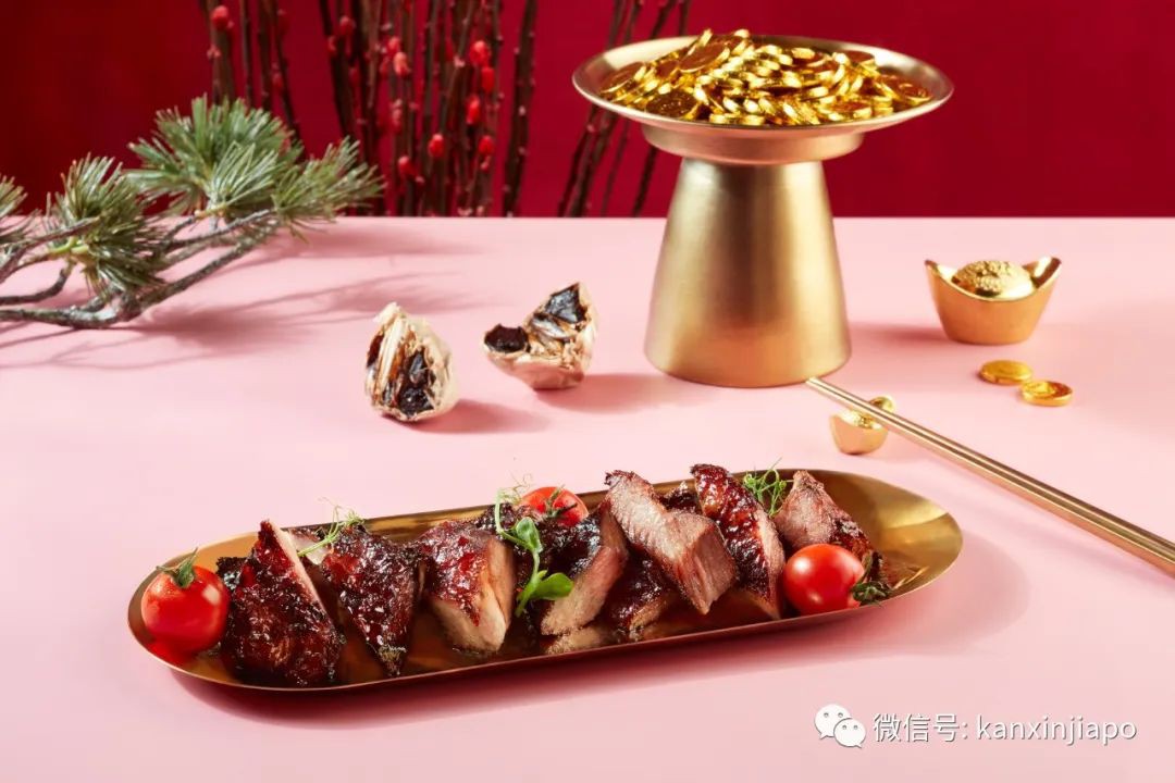 新加坡年夜饭除了必备盆菜，烤肉、火锅、自助餐也能有满满年味