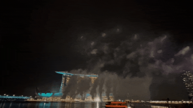 新加坡滨海湾狂欢跨年挤爆了,9个地点紧急临时关闭!烟花秀现场倒数,2024年来了~