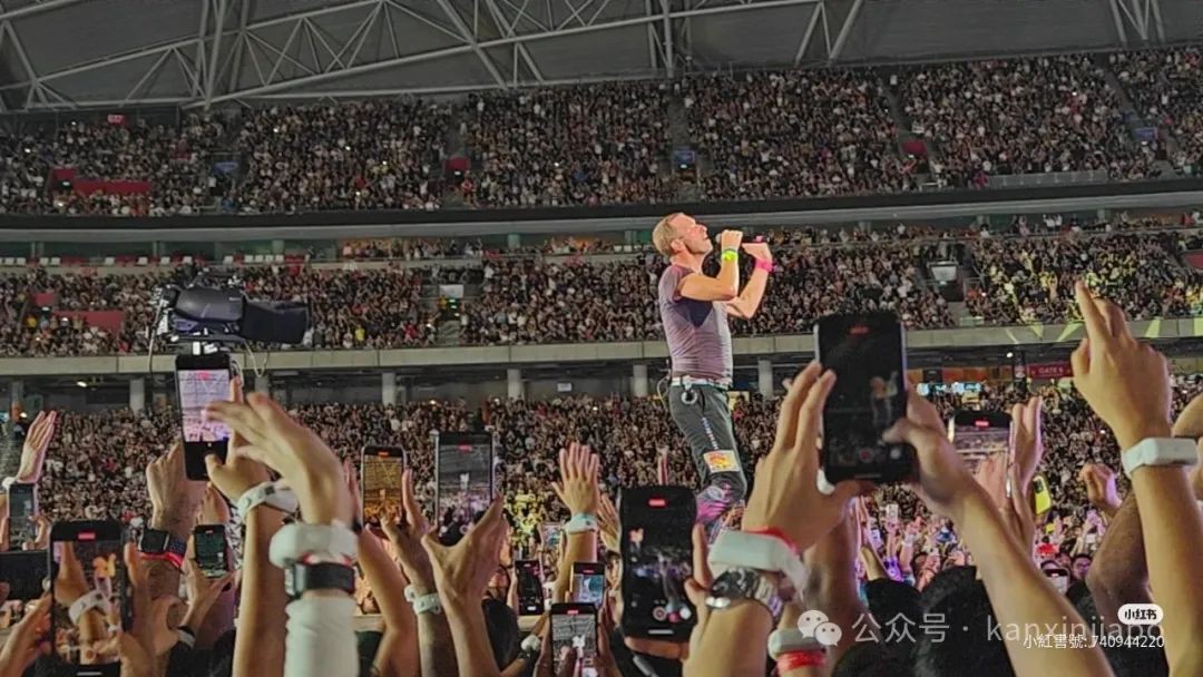 粉丝排队12小时进场！Coldplay新加坡演唱会首日爆火