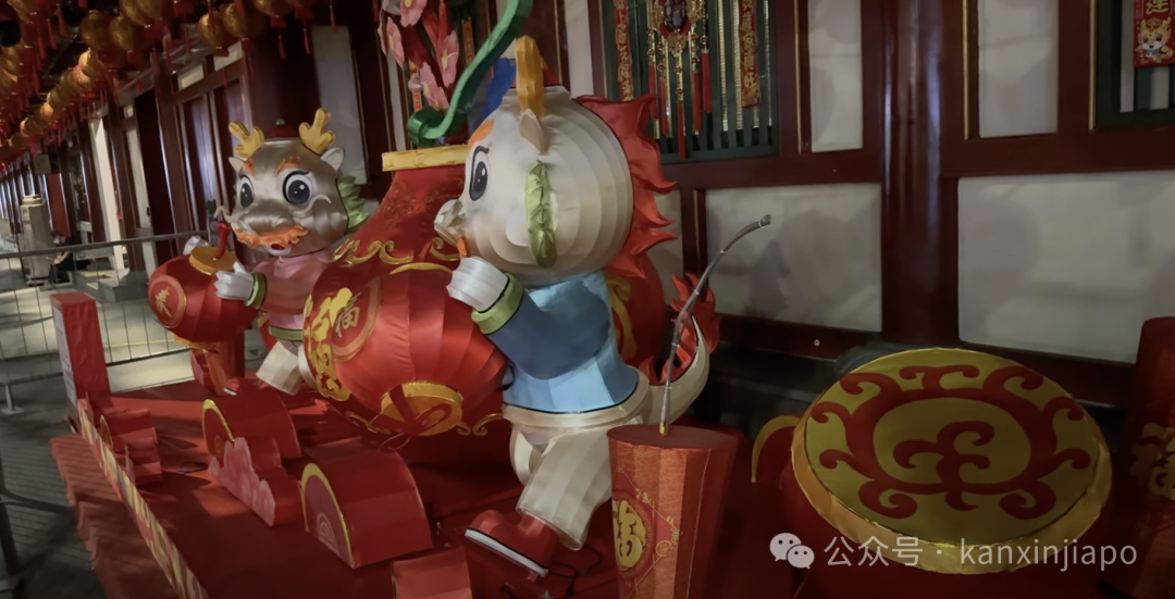 新加坡牛车水龙年灯饰亮了！网民辣评：龙头好像“猥琐大叔”~