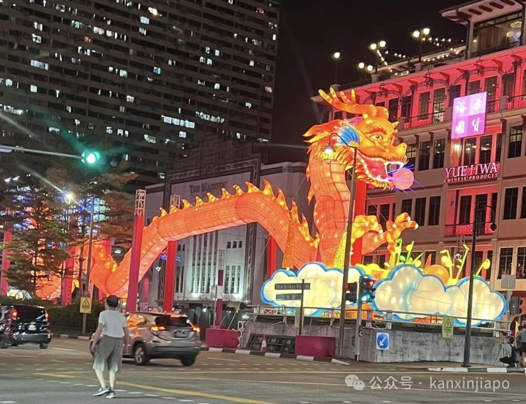 新加坡牛车水龙年灯饰亮了！网民辣评：龙头好像“猥琐大叔”~