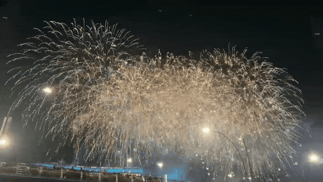 新加坡滨海湾狂欢跨年挤爆了,9个地点紧急临时关闭!烟花秀现场倒数,2024年来了~
