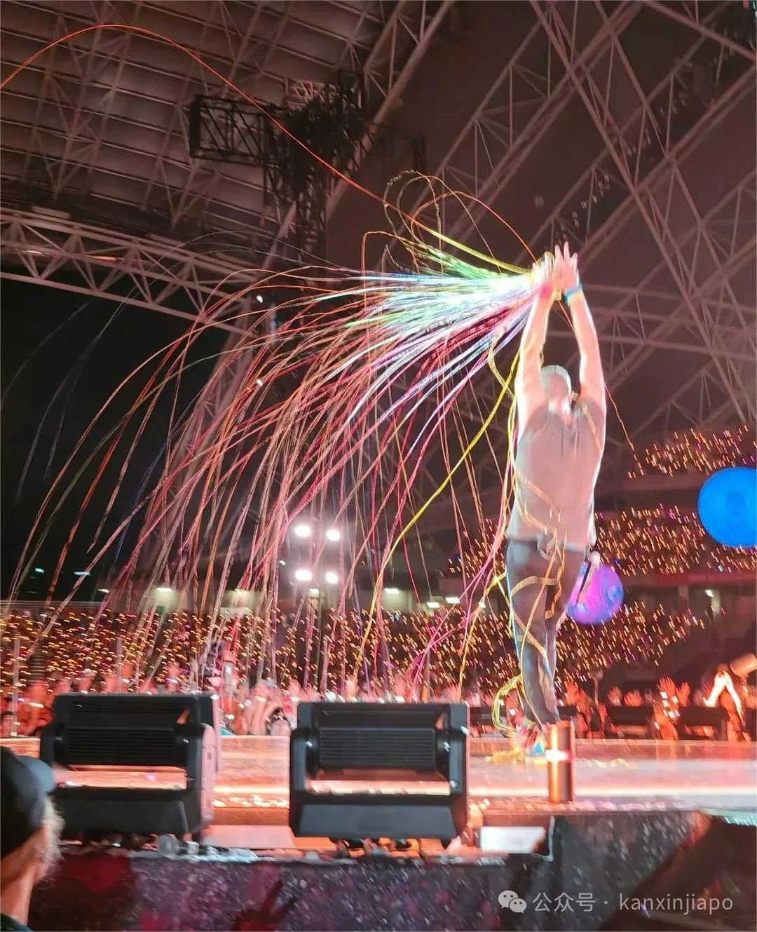 粉丝排队12小时进场！Coldplay新加坡演唱会首日爆火