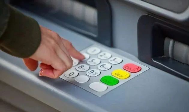 索赔34万！三名中国客工起诉汇款公司，曾特地飞回国接受警方问话