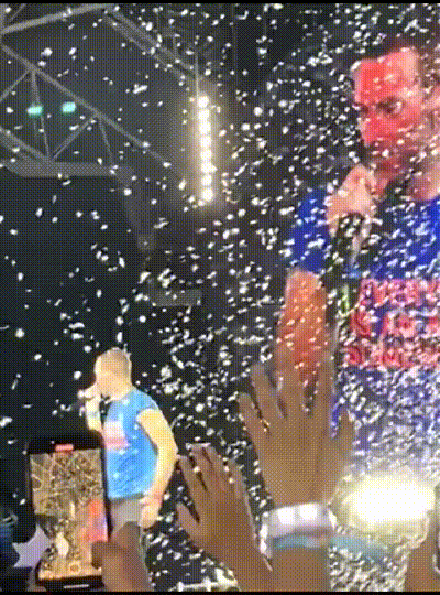 粉丝排队12小时进场！Coldplay新加坡演唱会首日爆火