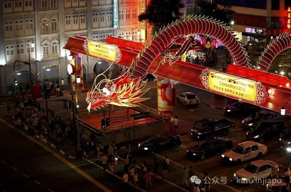 新加坡牛车水龙年灯饰亮了！网民辣评：龙头好像“猥琐大叔”~