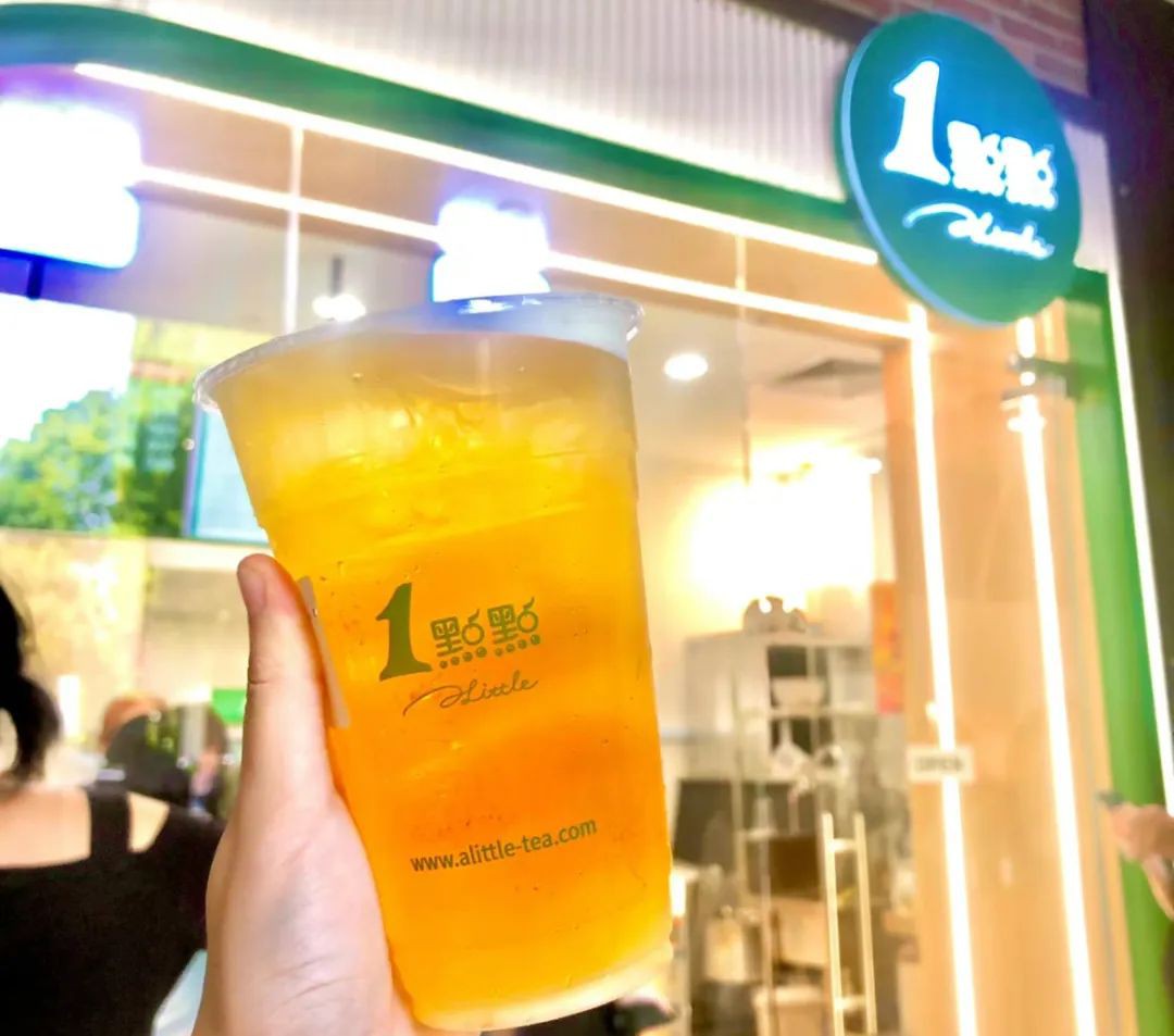 一点点新加坡首店开业,排队40分钟才喝上