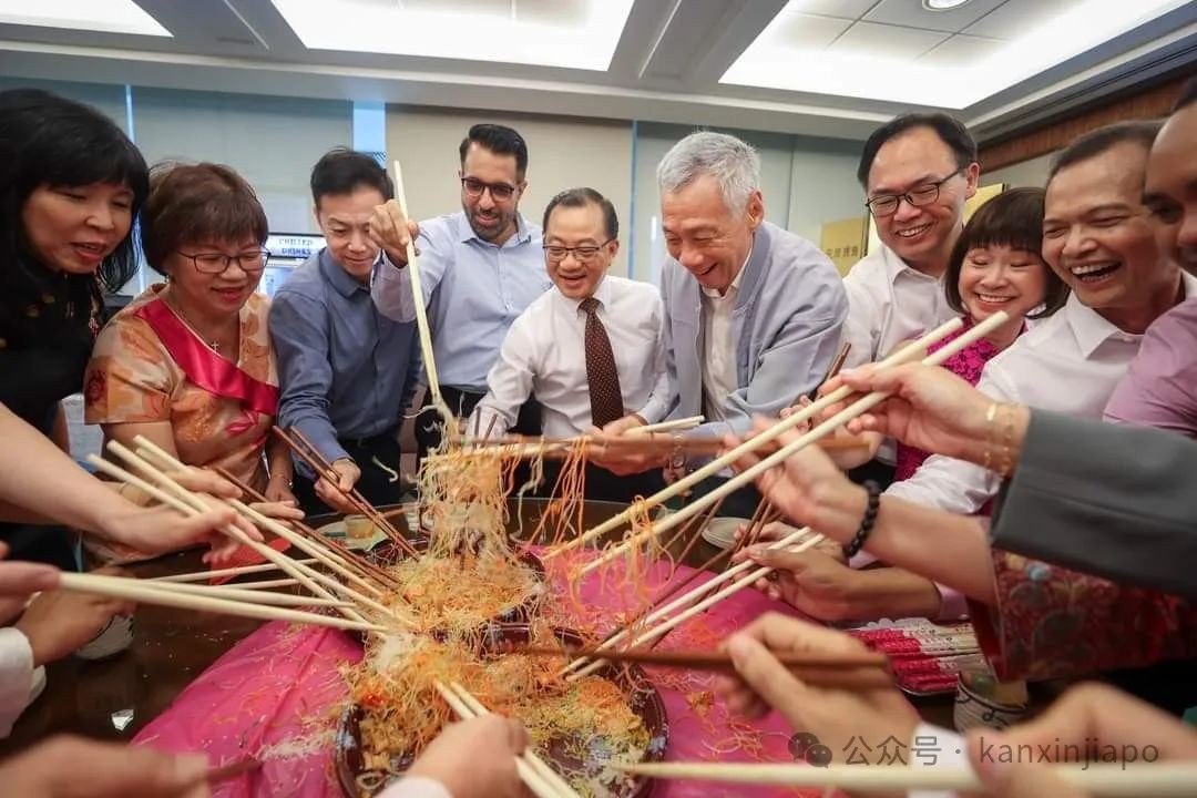 李显龙总理大年初七捞鱼生，新加坡这样讲究庆祝“人日”