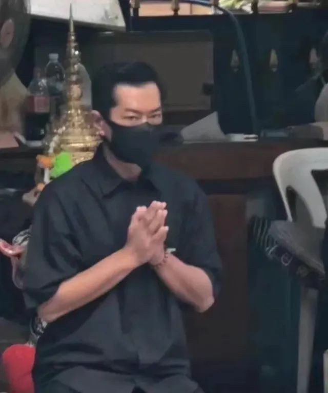 古天乐、王石、田朴珺拜四面佛，双手合十下跪行礼