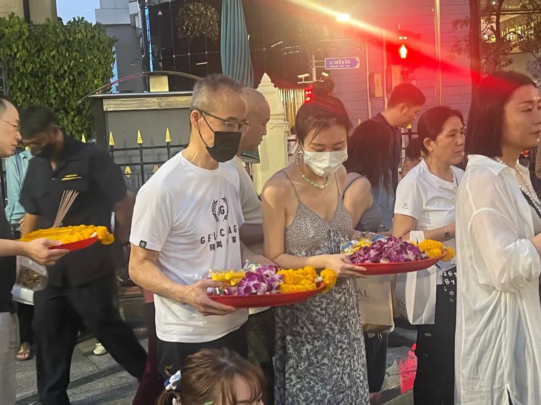 古天乐、王石、田朴珺拜四面佛，双手合十下跪行礼