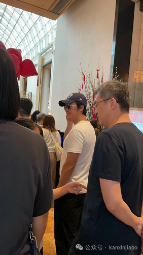 新加坡各地屡次发现吴京,真人看起来比荧幕上瘦