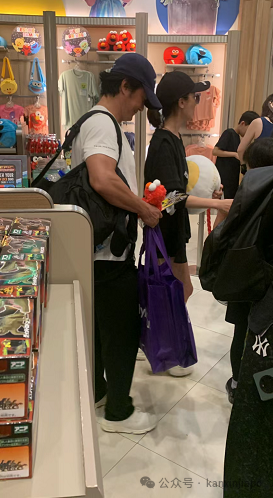 新加坡各地屡次发现吴京,真人看起来比荧幕上瘦
