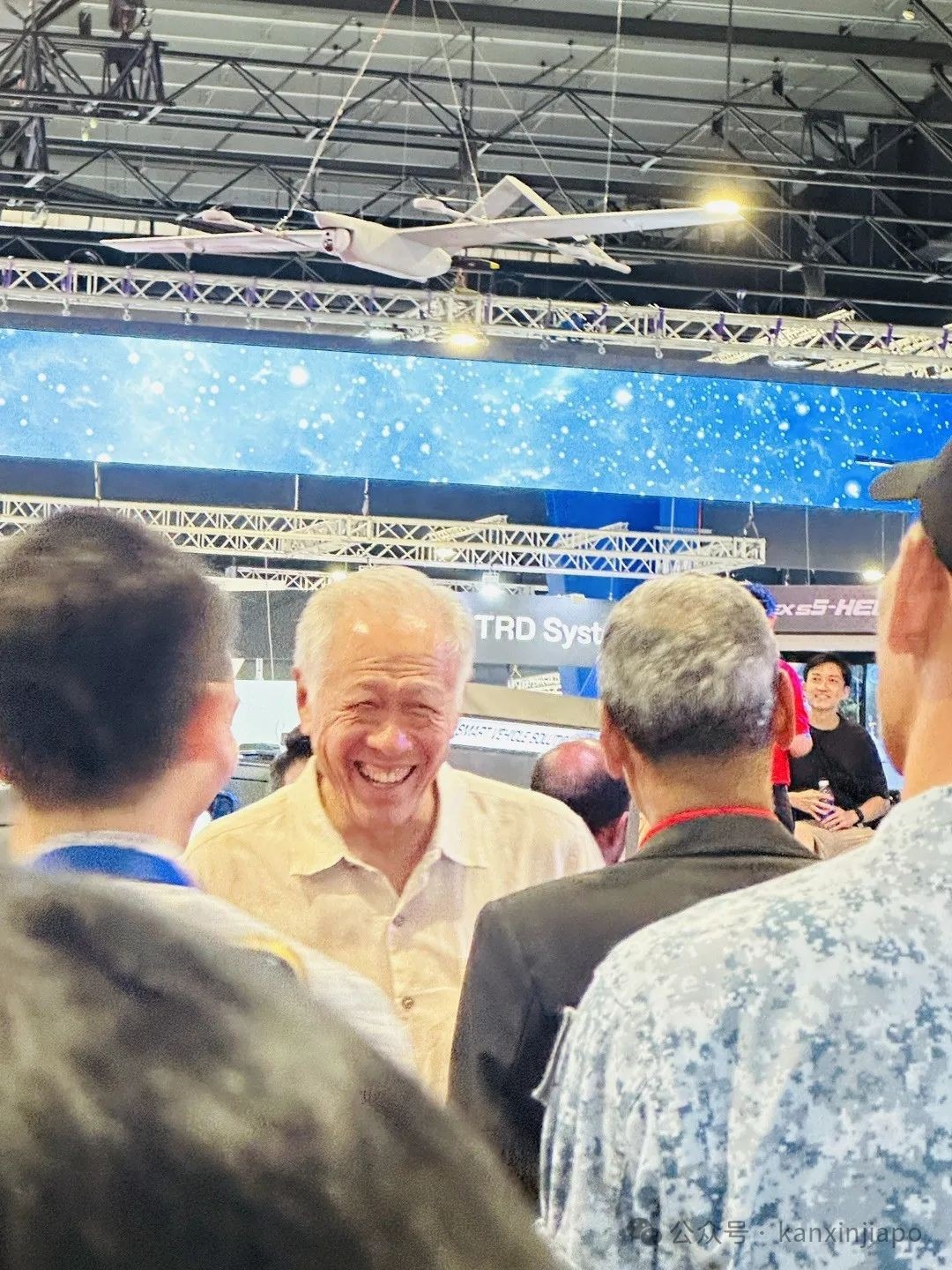 实拍！新加坡航空展上多国空军玩命演出，还偶遇了国防部长