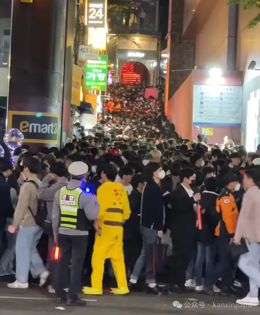 新加坡滨海湾上空“龙腾”奇观，金沙万人争睹无人机表演盛况