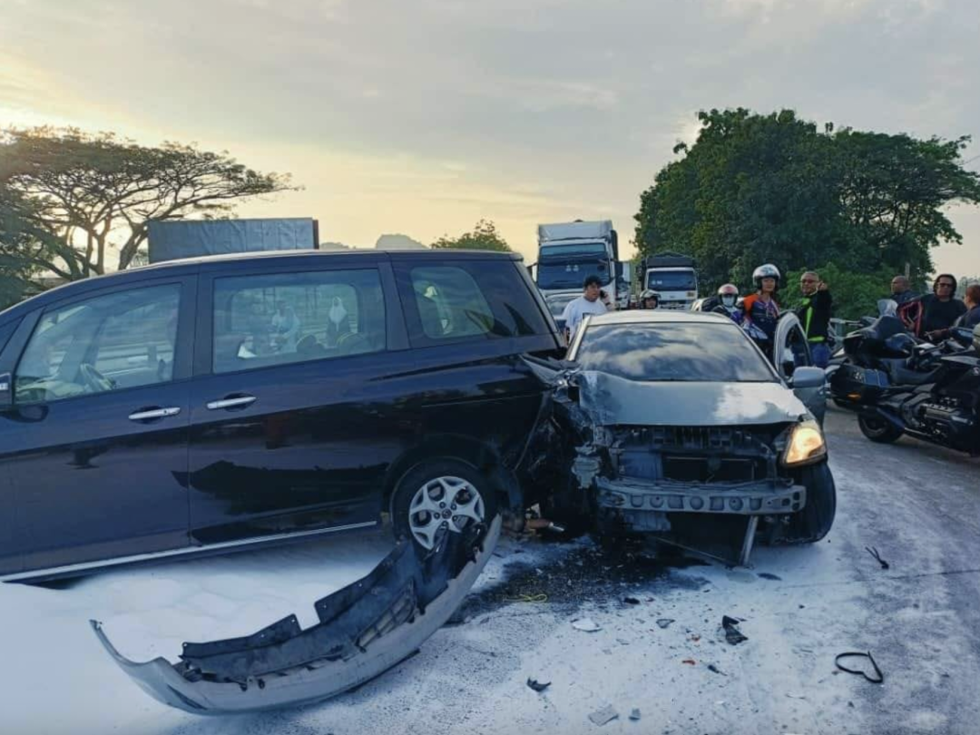 马来西亚发生恐怖七车连环撞，两司机当场夹毙身亡！