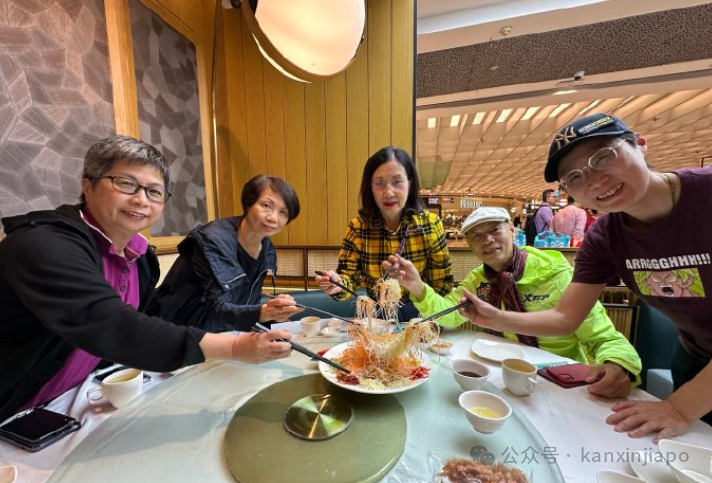 汪明荃罗家英打卡新加坡肉骨茶,四年前许愿在“大榴莲”表演终如愿