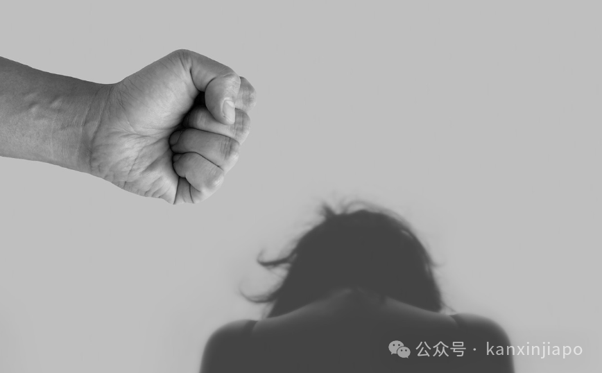 新加坡无良继父虐待女童致死,母亲见死不救,双双被判坐牢!