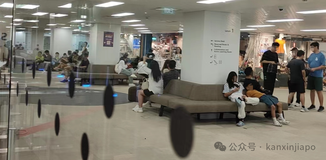 新加坡大学被游客挤！爆！了！