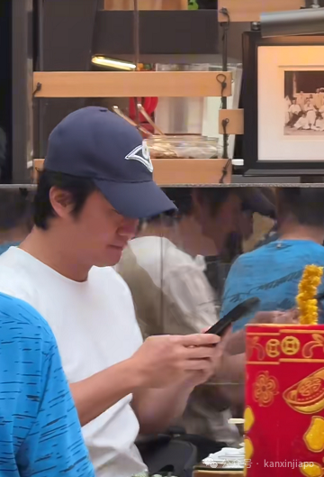 新加坡各地屡次发现吴京,真人看起来比荧幕上瘦