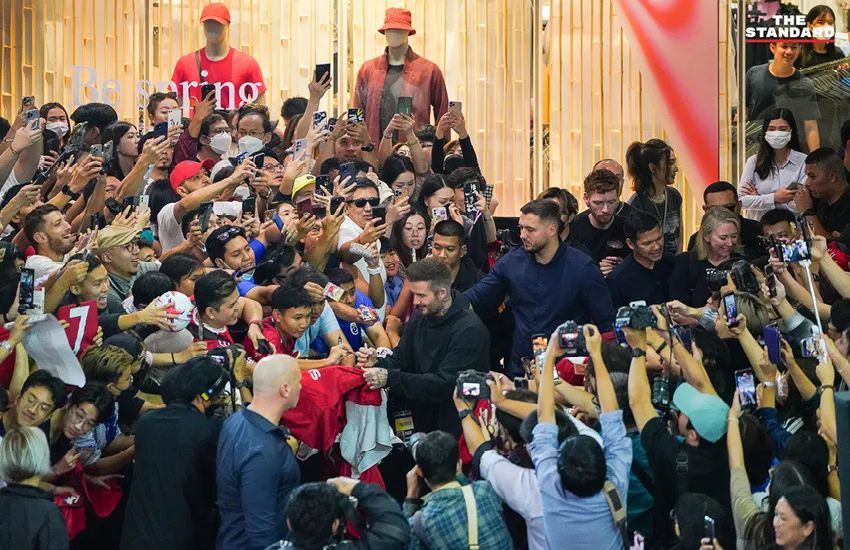 贝克汉姆现身泰国曼谷,现场尖叫声连连,泰星化身迷弟迷妹