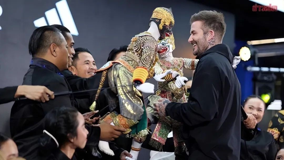 贝克汉姆现身泰国曼谷,现场尖叫声连连,泰星化身迷弟迷妹