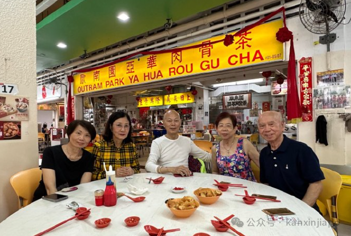 汪明荃罗家英打卡新加坡肉骨茶,四年前许愿在“大榴莲”表演终如愿