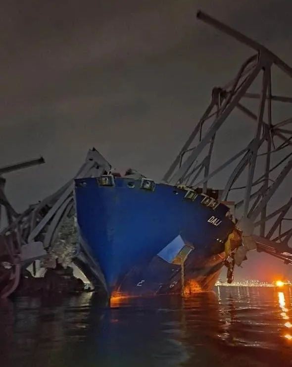 新加坡货轮深夜撞塌美国大桥，多车落海多人死亡，有人怀疑是.....