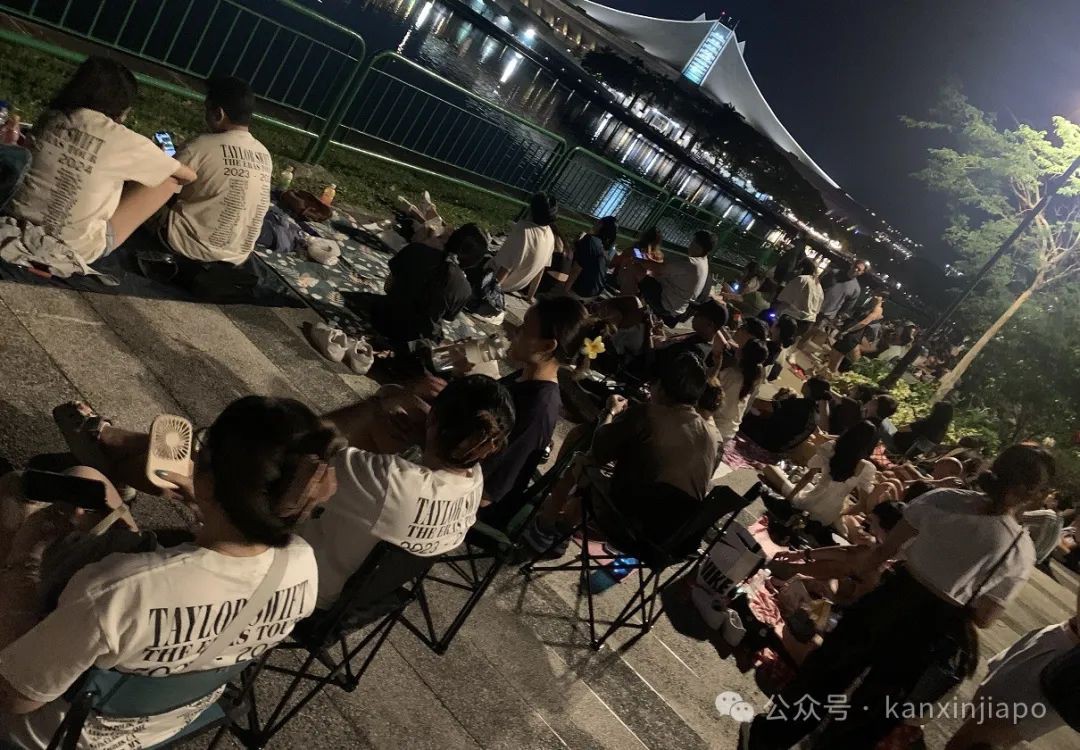和许多年轻人一起，在体育馆外听了霉霉新加坡最后一场演唱会
