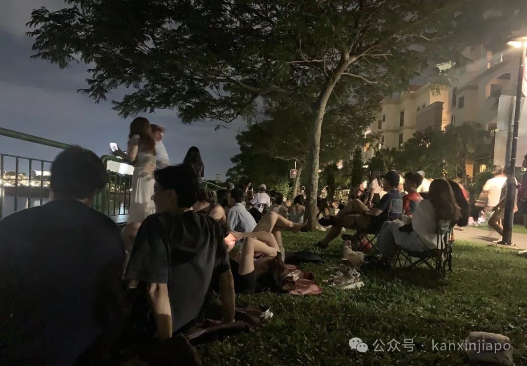 和许多年轻人一起，在体育馆外听了霉霉新加坡最后一场演唱会