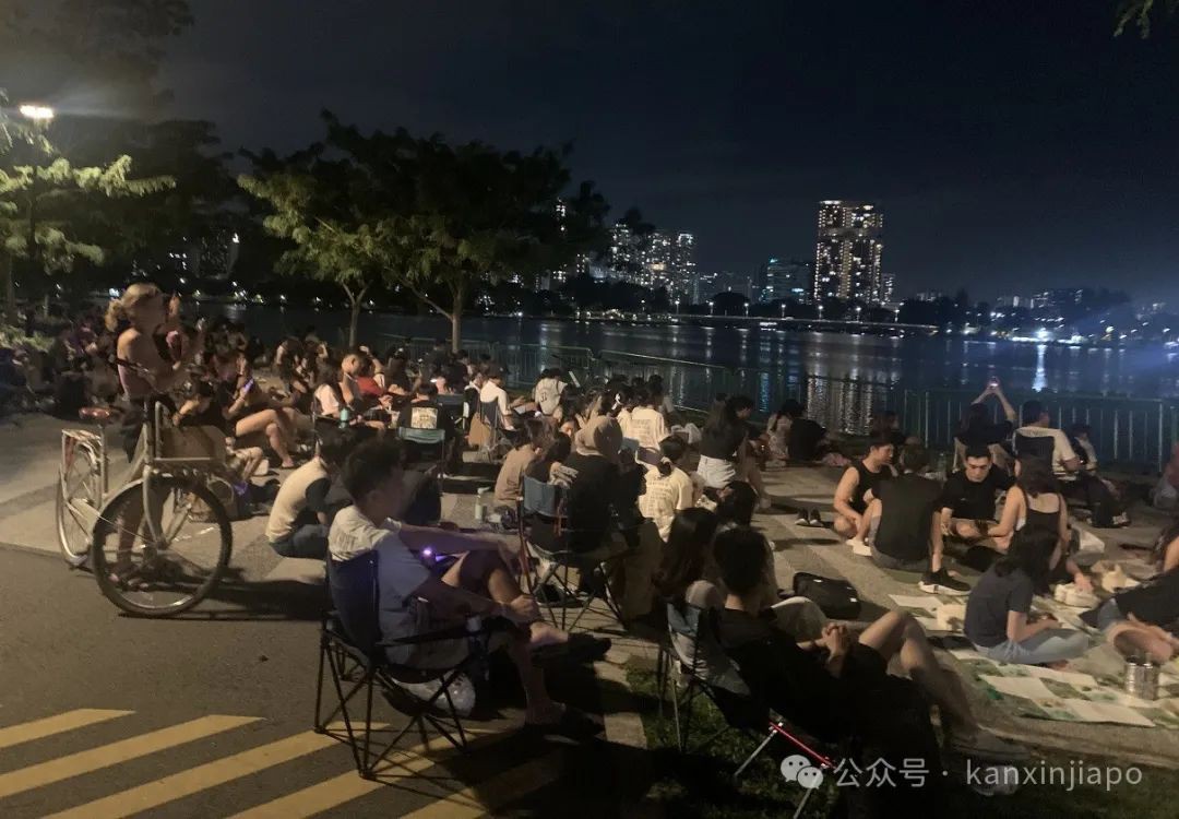 和许多年轻人一起，在体育馆外听了霉霉新加坡最后一场演唱会