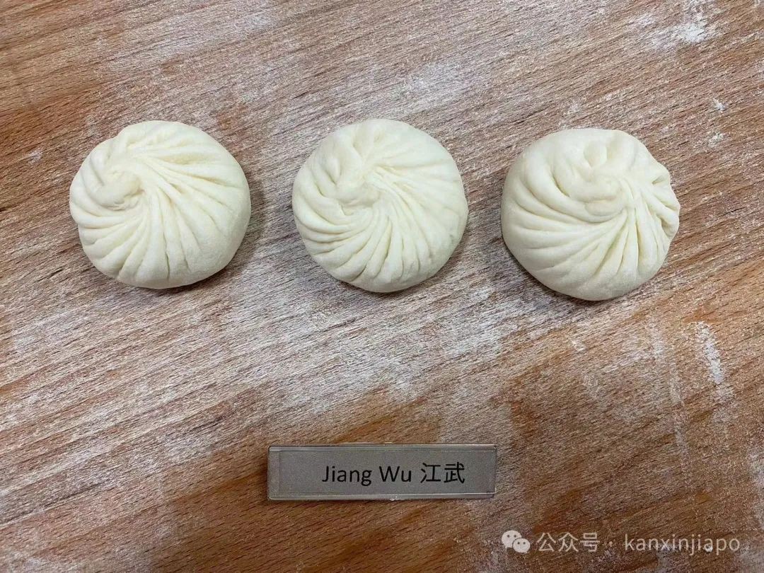 50岁放弃体制内“铁饭碗”，到新加坡改行做包子
