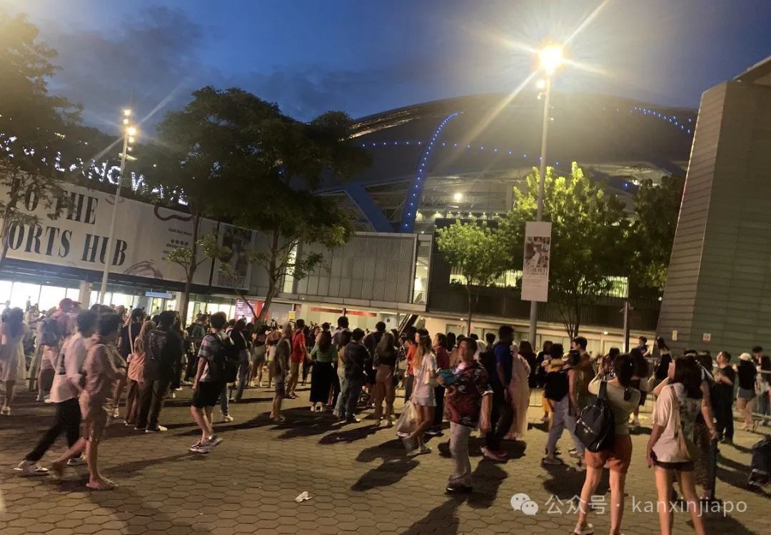 和许多年轻人一起，在体育馆外听了霉霉新加坡最后一场演唱会