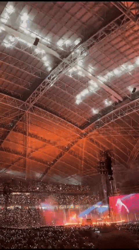 霉霉新加坡首场演唱会超燃！5万歌迷嗨翻全场，林俊杰也在现场