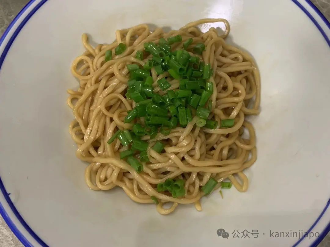 意外走红的葱油拌面，引来一大波在新加坡的杭州人前来打卡