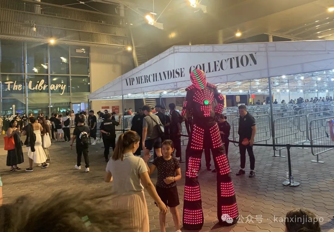 和许多年轻人一起，在体育馆外听了霉霉新加坡最后一场演唱会