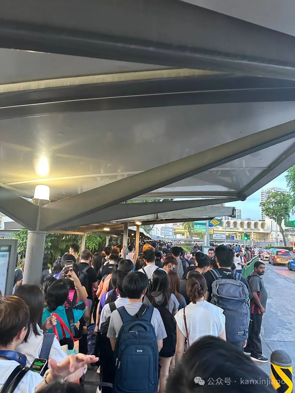 新马关卡51万人过关创纪录!排队近5小时、从昨晚堵到现在,还将继续堵