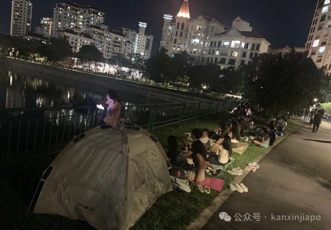 和许多年轻人一起，在体育馆外听了霉霉新加坡最后一场演唱会
