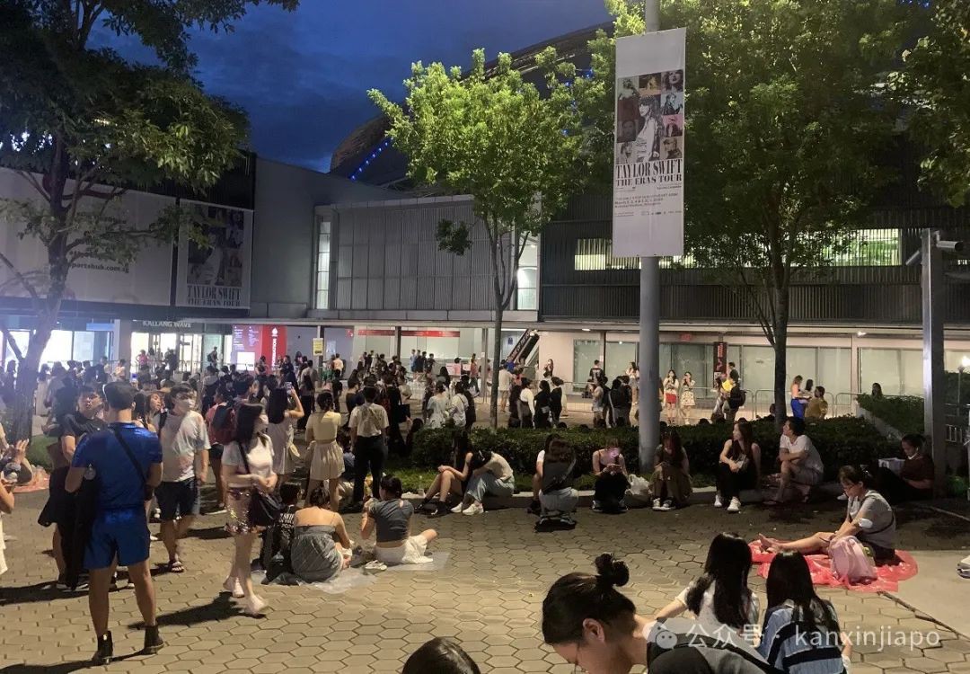 和许多年轻人一起，在体育馆外听了霉霉新加坡最后一场演唱会